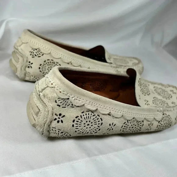Coach Scallop Medallion Size 7B Suede Loafers Cream Laser Cut Luxury Driving - Picture 7 of 11